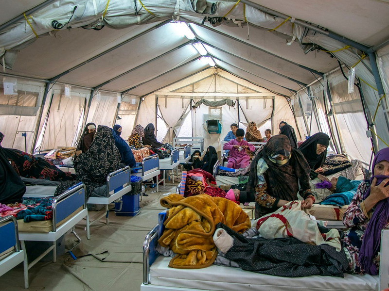 Verletzte werden nach starken Erdbeben in der Provinz Herat im Westen Afghanistans in einem Zelt behandelt. - Foto: Uncredited/MSF Afghanistan/AP/dpa