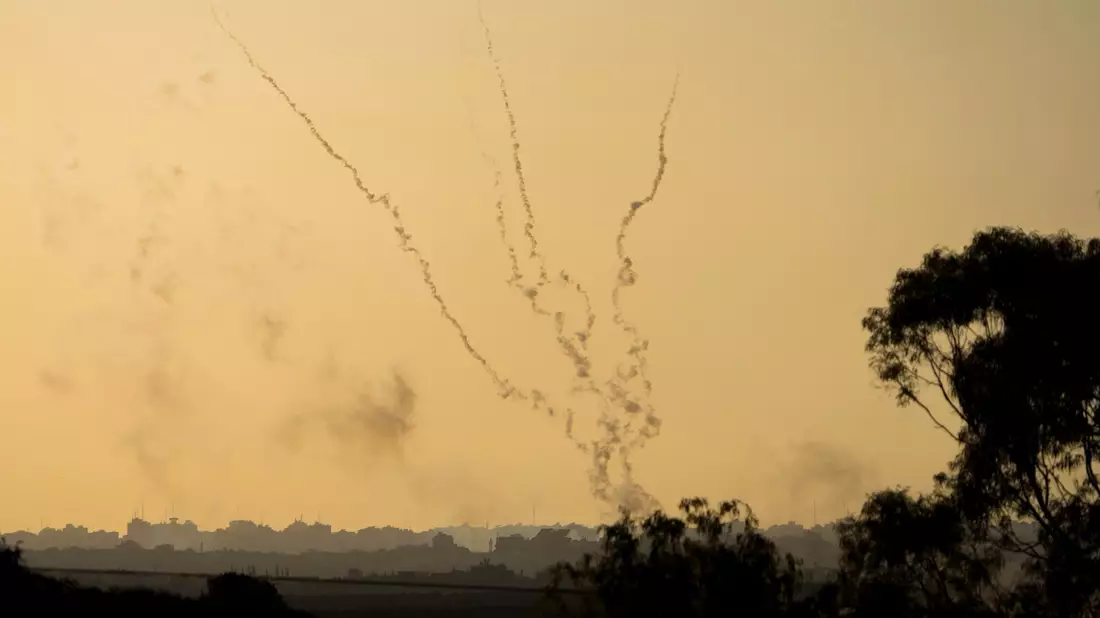 Raketen werden aus dem Gazastreifen auf Israel abgefeuert. - Bild: Francisco Seco/AP/dpa