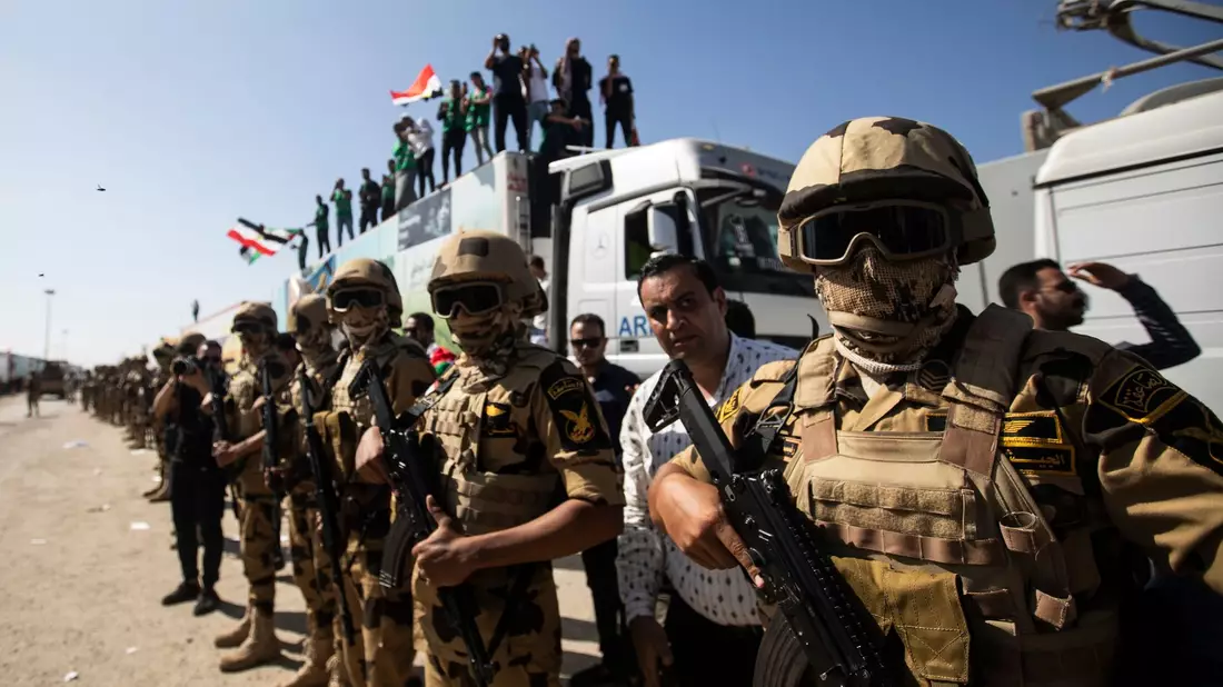 Soldaten der ägyptischen Armee stehen am Grenzübergang Rafah zwischen Ägypten und dem Gaza-Streifen. - Bild: Gehad Hamdy/dpa