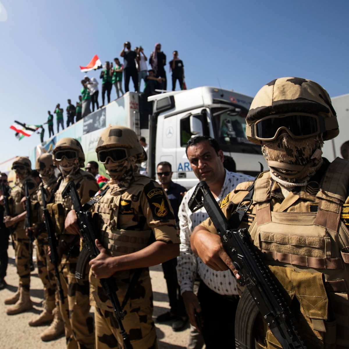 Soldaten der ägyptischen Armee stehen am Grenzübergang Rafah zwischen Ägypten und dem Gaza-Streifen. - Foto: Gehad Hamdy/dpa