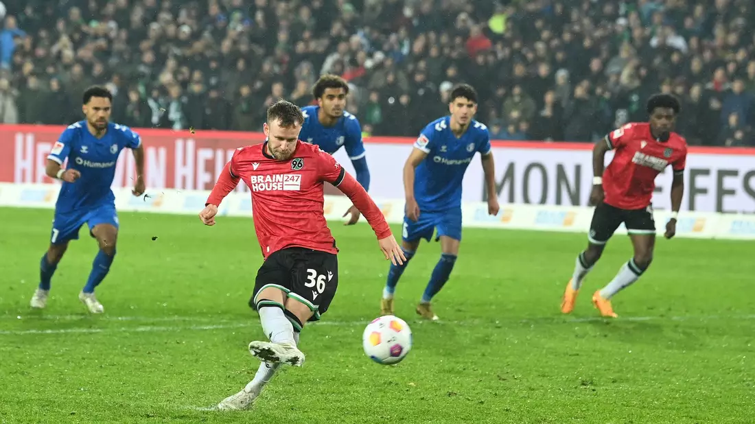 Cedric Teuchert traf per Elfmeter zum 2:1 für Hannover. - Bild: Swen Pförtner/dpa