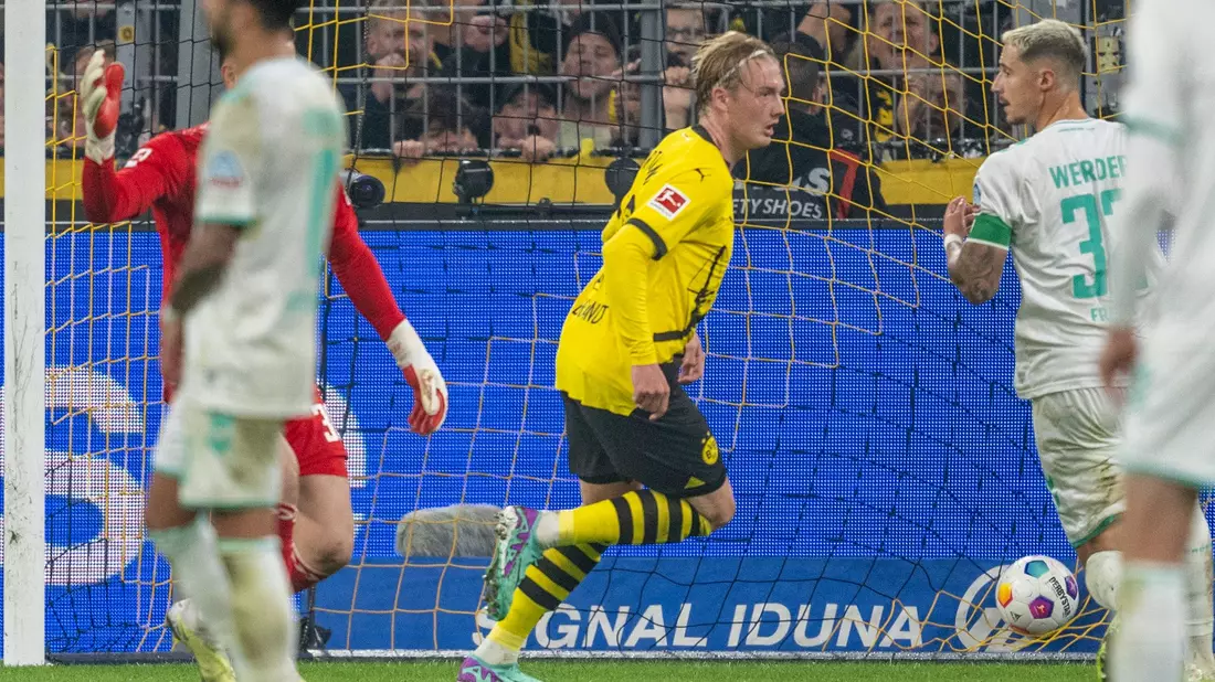 War mit seinem Tor der Dortmunder Matchwinner: Julian Brandt (M). - Bild: David Inderlied/dpa