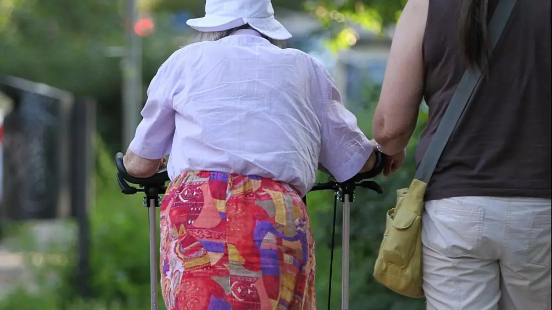 Seniorin mit Helferin (Archiv) - Bild: über dts Nachrichtenagentur