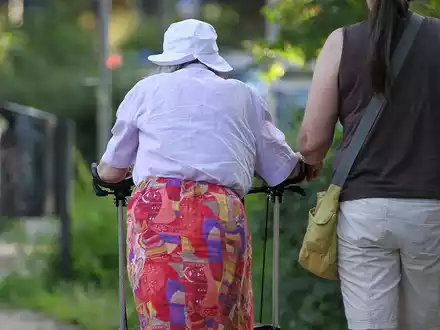 Seniorin mit Helferin (Archiv) - Foto: über dts Nachrichtenagentur