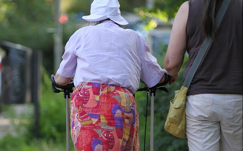 Seniorin mit Helferin (Archiv) - Foto: über dts Nachrichtenagentur