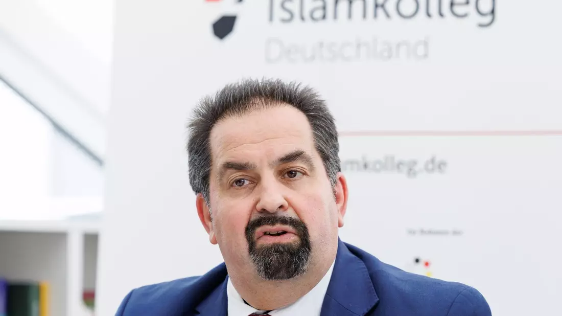 Aiman Mazyek, Vorsitzender des Zentralrats der Muslime in Deutschland, bei einer Veranstaltung in Osnabrück. - Bild: Friso Gentsch/dpa