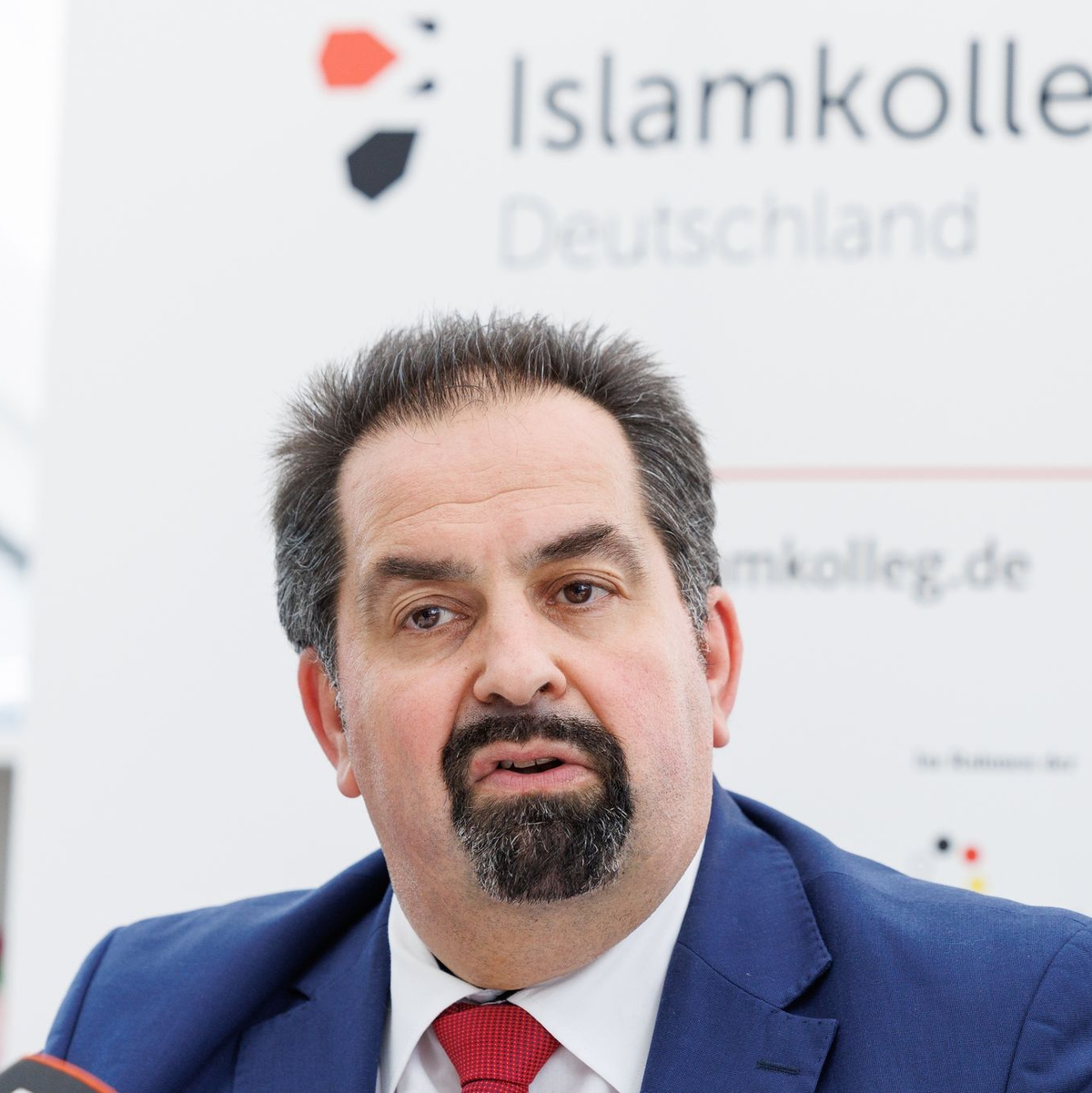 Aiman Mazyek, Vorsitzender des Zentralrats der Muslime in Deutschland, bei einer Veranstaltung in Osnabrück. - Foto: Friso Gentsch/dpa