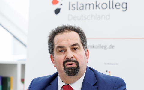 Aiman Mazyek, Vorsitzender des Zentralrats der Muslime in Deutschland, bei einer Veranstaltung in Osnabrück. - Foto: Friso Gentsch/dpa