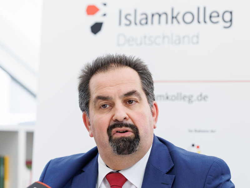 Aiman Mazyek, Vorsitzender des Zentralrats der Muslime in Deutschland, bei einer Veranstaltung in Osnabrück. - Foto: Friso Gentsch/dpa