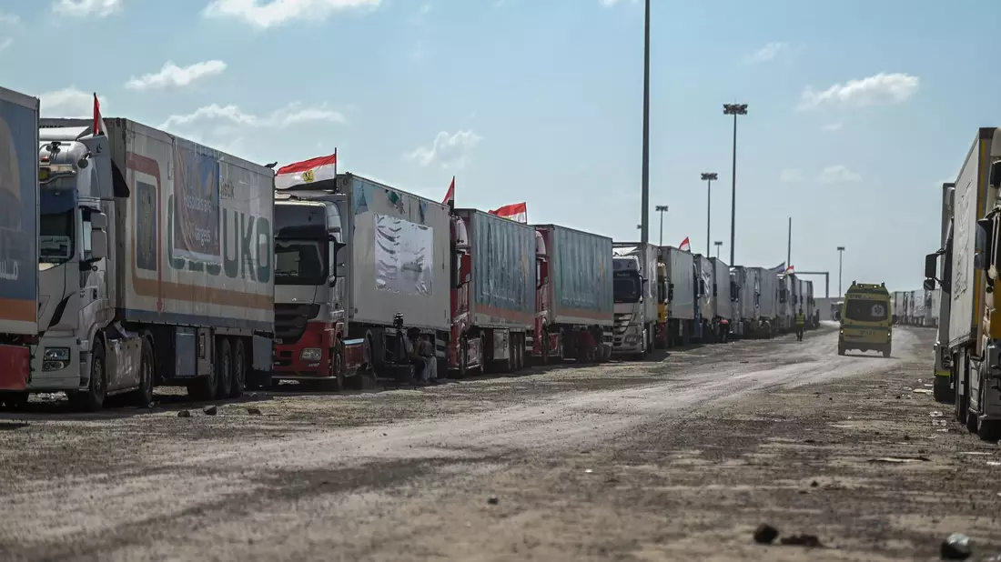 Ein mit Hilfsgütern beladener LKW-Konvoi am Grenzübergang Rafah zwischen Ägypten und dem Gazastreifen. - Bild: Sayed Hassan/dpa