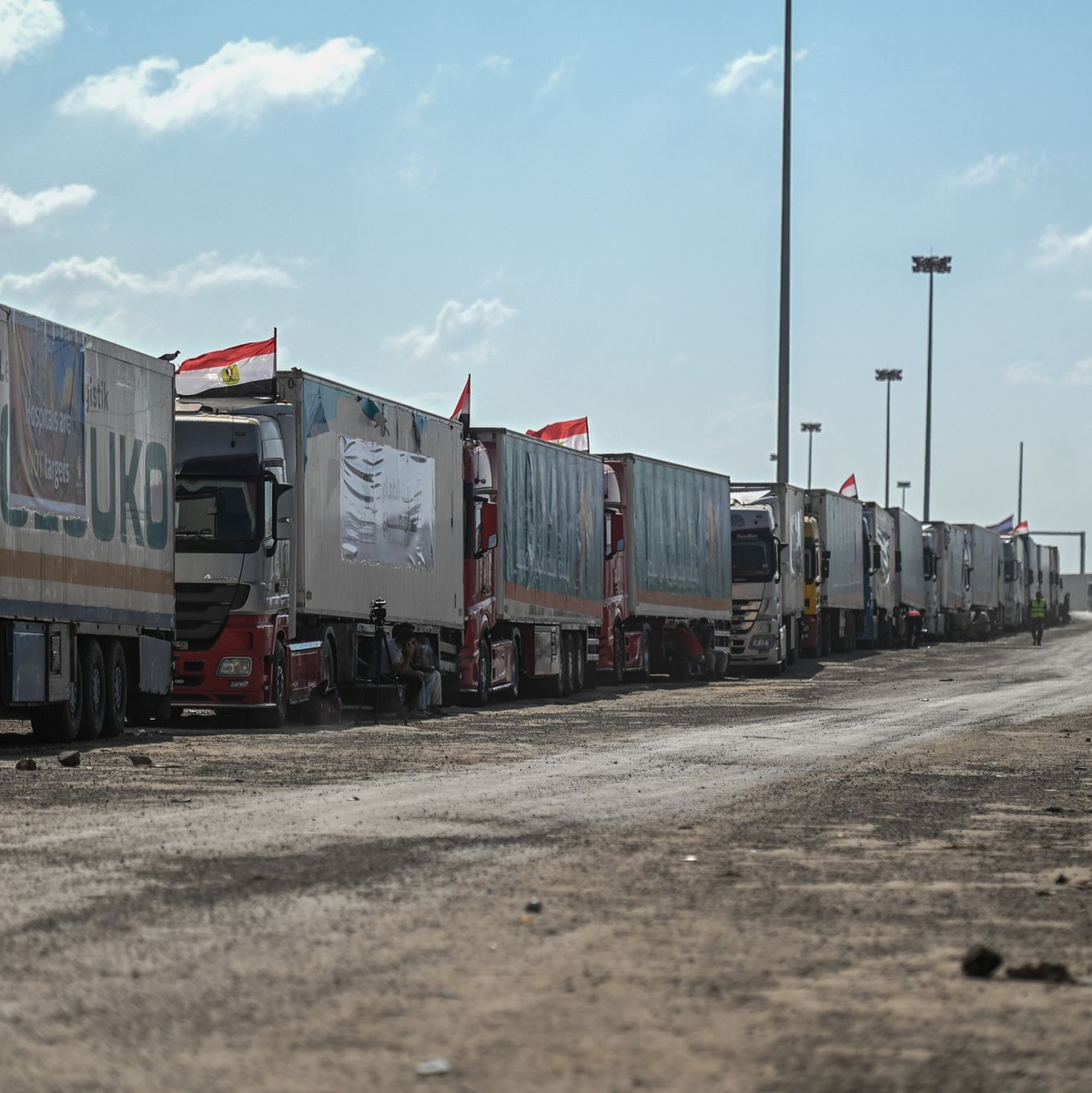 Ein mit Hilfsgütern beladener LKW-Konvoi am Grenzübergang Rafah zwischen Ägypten und dem Gazastreifen. - Foto: Sayed Hassan/dpa