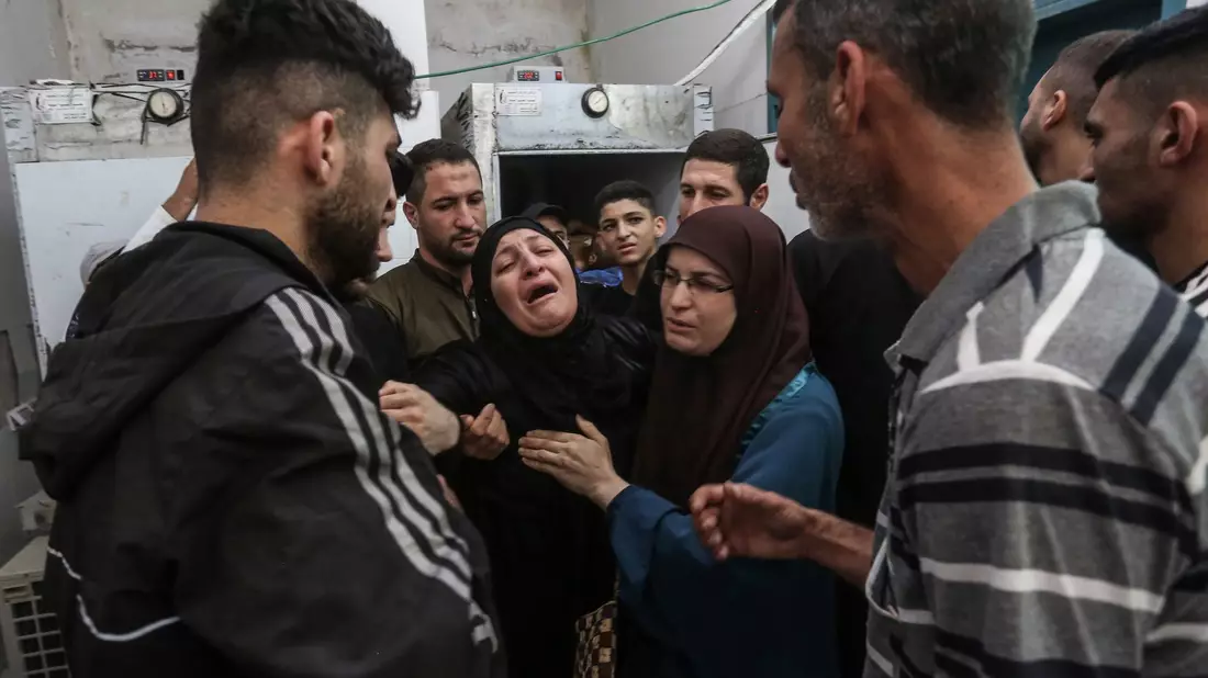 Trauer in der Leichenhalle eines Krankenhauses in Tulkarm im Westjordanland. - Bild: Ayman Nobani/dpa