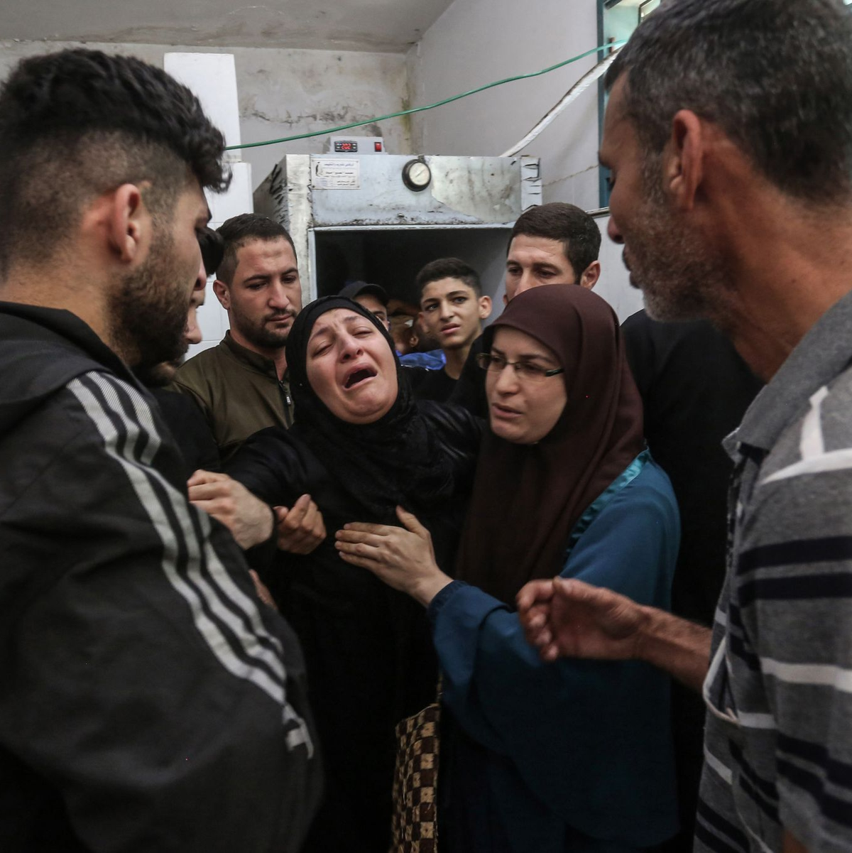 Trauer in der Leichenhalle eines Krankenhauses in Tulkarm im Westjordanland. - Foto: Ayman Nobani/dpa