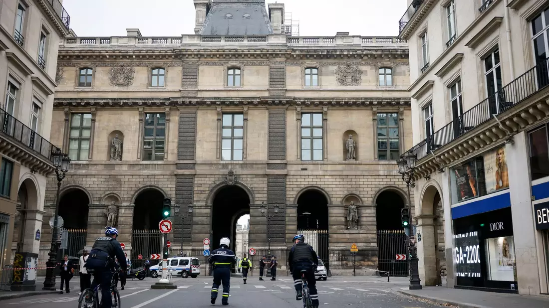 Polizeibeamte stehen vor dem Louvre Wache, nachdem das Museum wegen einer Bombendrohung geräumt wurden. - Bild: Thomas Padilla/AP/dpa