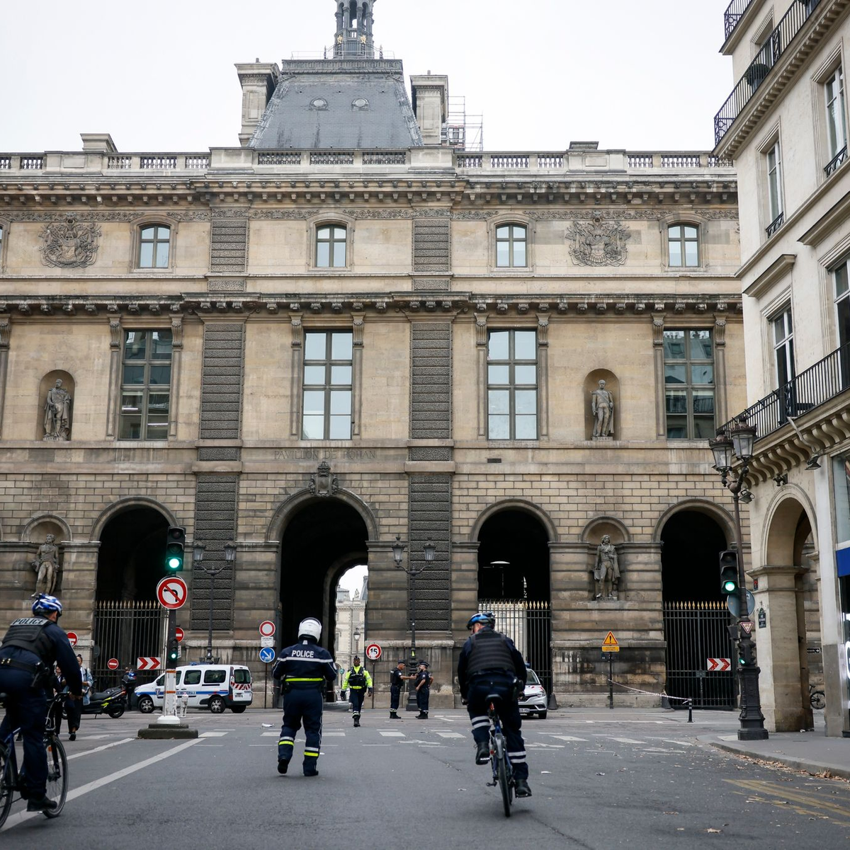Polizeibeamte stehen vor dem Louvre Wache, nachdem das Museum wegen einer Bombendrohung geräumt wurde. - Foto: Thomas Padilla/AP/dpa