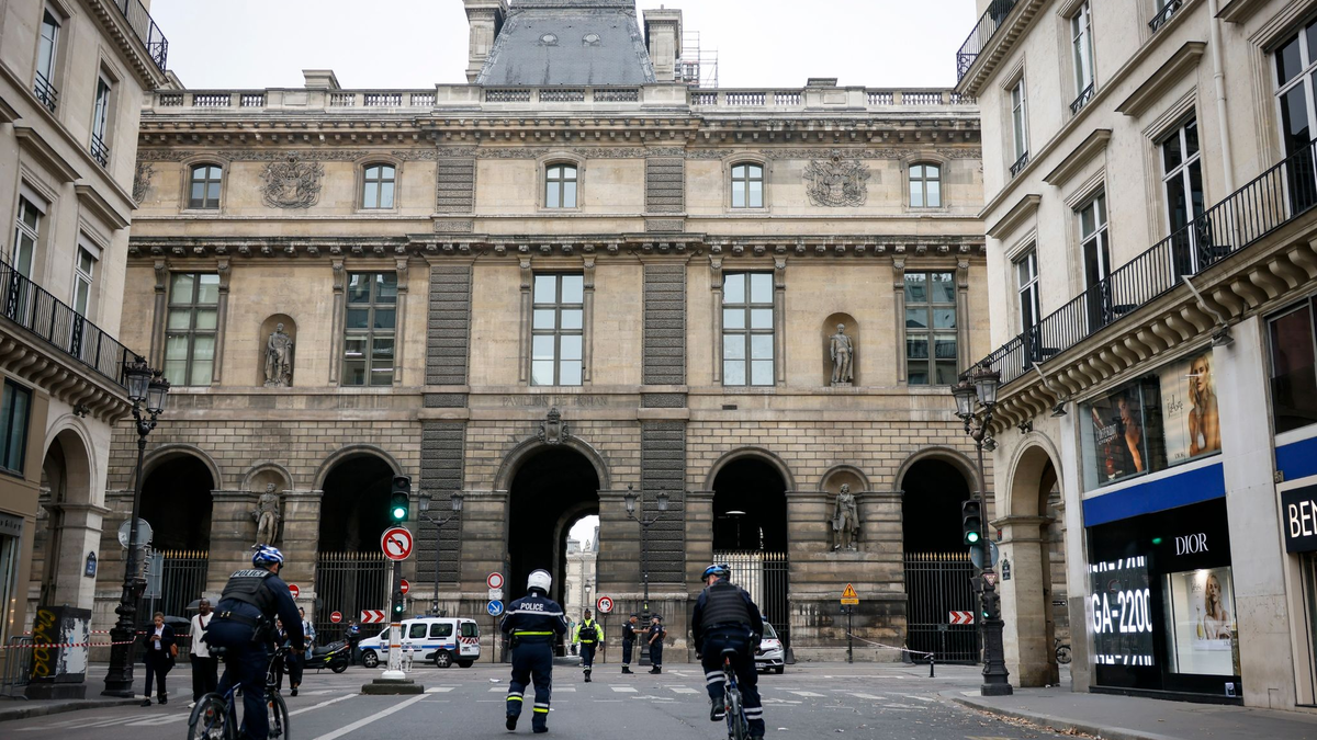 Polizeibeamte stehen vor dem Louvre Wache, nachdem das Museum wegen einer Bombendrohung geräumt wurden. - Foto: Thomas Padilla/AP/dpa