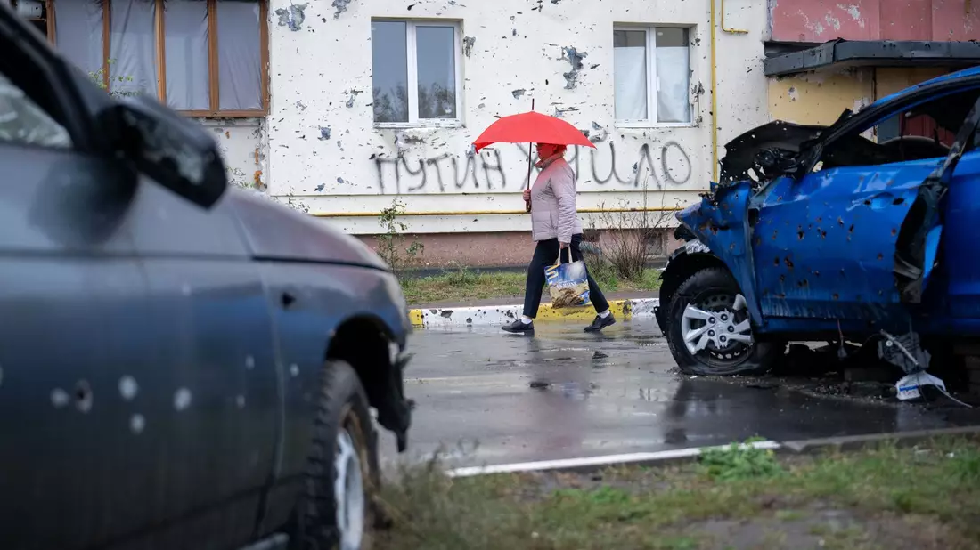 Spuren des Kriegs im ukrainischen Irpin. - Bild: Sebastian Gollnow/dpa
