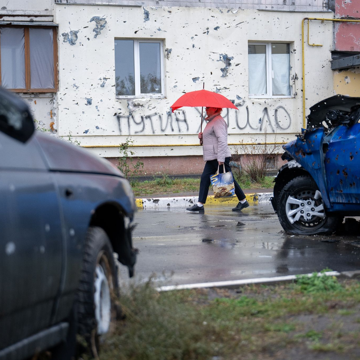 Spuren des Kriegs im ukrainischen Irpin. - Foto: Sebastian Gollnow/dpa