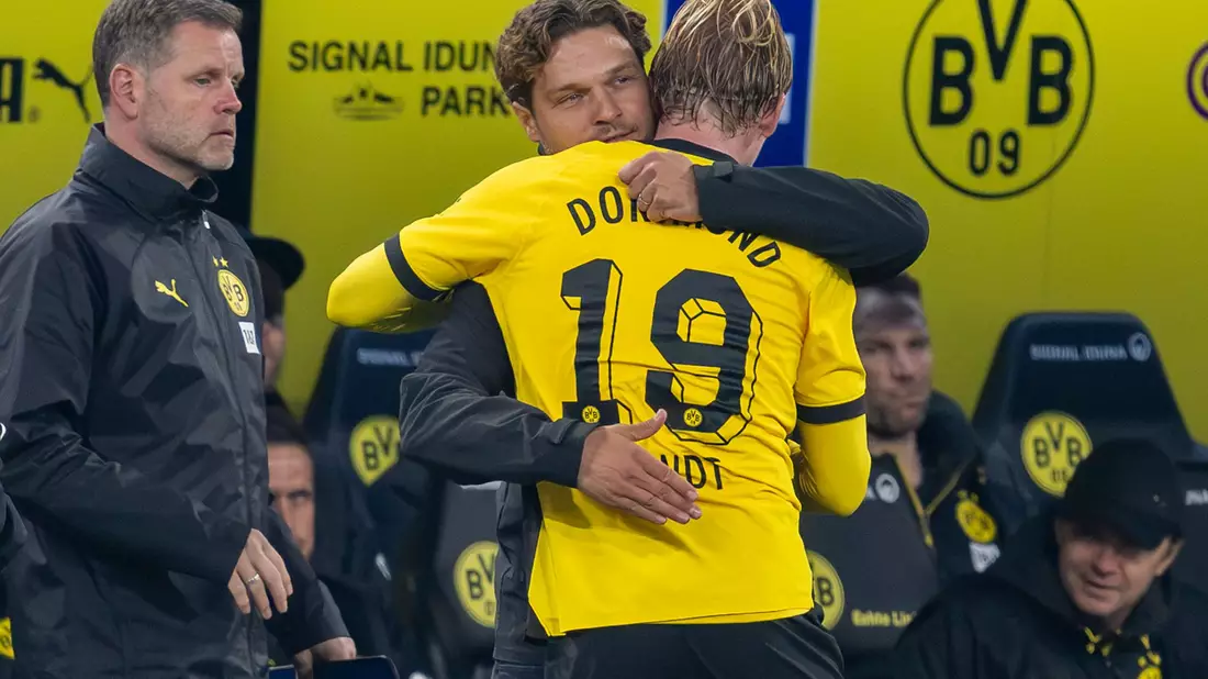 BVB-Trainer Edin Terzic umarmt Matchwinner Julian Brandt. - Bild: David Inderlied/dpa