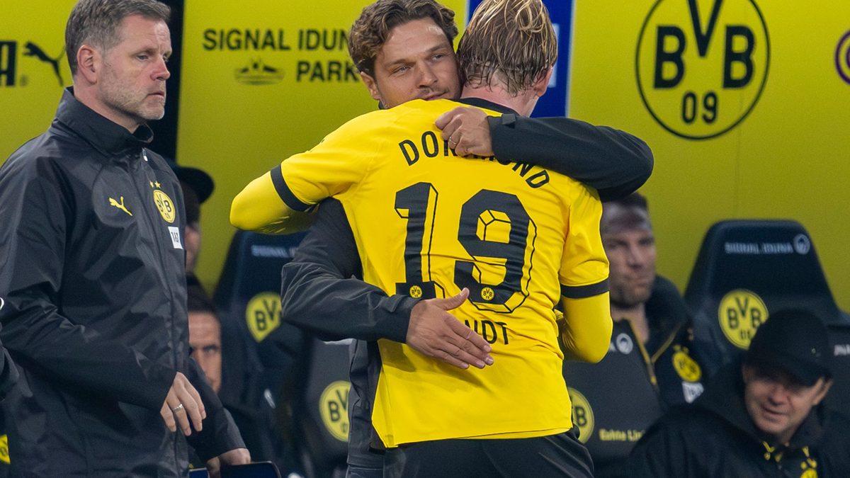 BVB-Trainer Edin Terzic umarmt Matchwinner Julian Brandt. - Foto: David Inderlied/dpa