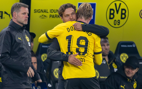 BVB-Trainer Edin Terzic umarmt Matchwinner Julian Brandt. - Foto: David Inderlied/dpa