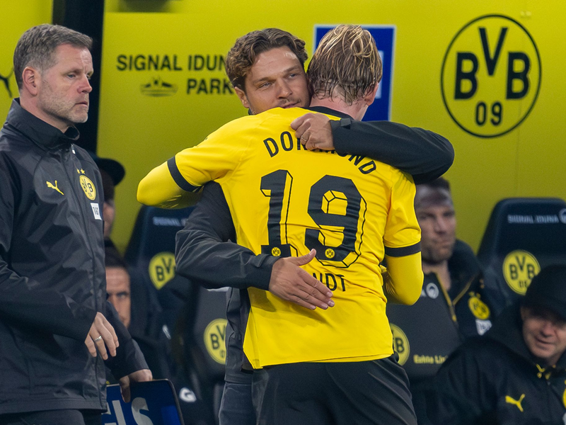BVB-Trainer Edin Terzic umarmt Matchwinner Julian Brandt. - Foto: David Inderlied/dpa