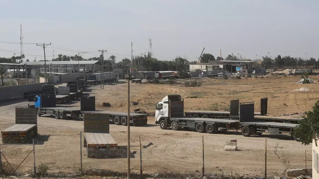 Palästinensische Lastwagen stehen im Gazastreifen an der Grenze zu Ägypten an, um humanitäre Hilfe zu transportieren. Erste Hilfslieferungen in den Gazastreifen sind angelaufen. - Bild: Hatem Ali/AP/dpa