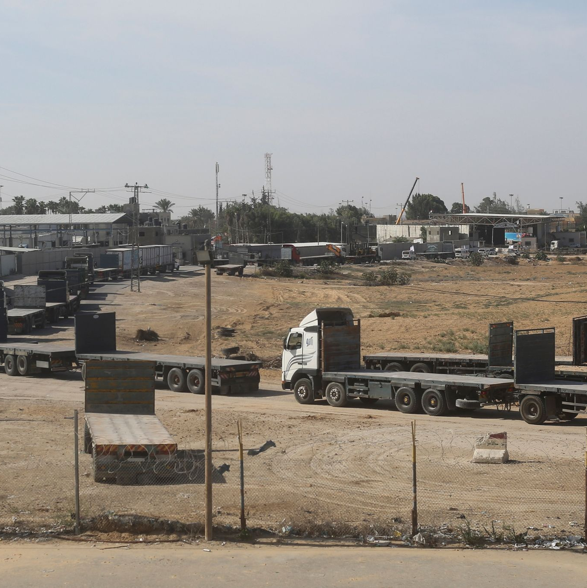 Palästinensische Lastwagen stehen im Gazastreifen an der Grenze zu Ägypten an, um humanitäre Hilfe zu transportieren. Erste Hilfslieferungen in den Gazastreifen sind angelaufen. - Foto: Hatem Ali/AP/dpa