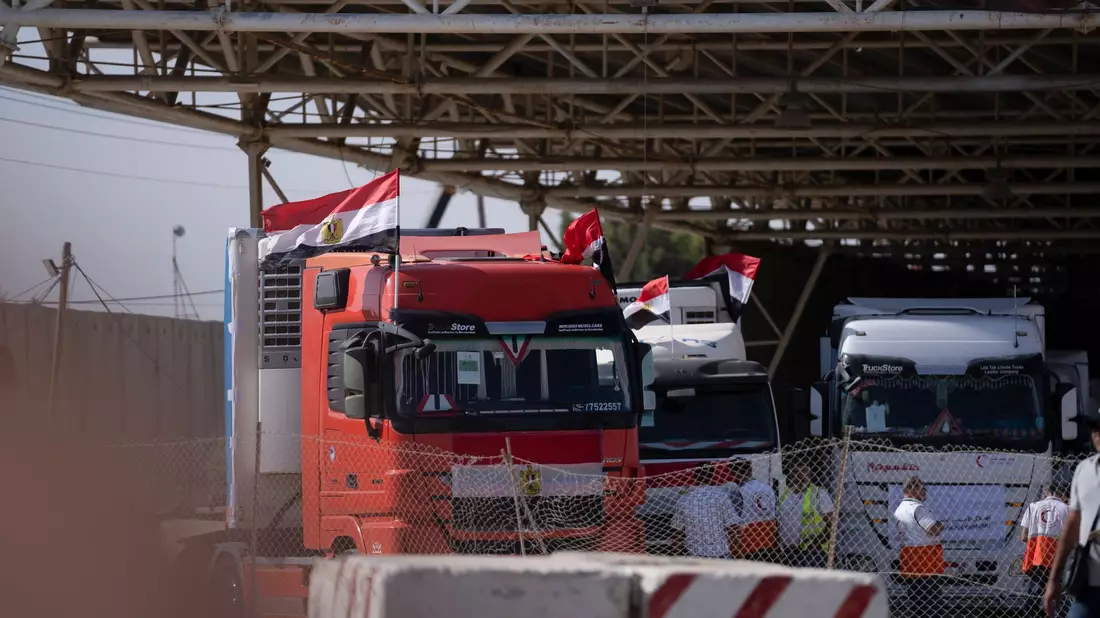 Lastwagen mit humanitärer Hilfe stehen auf der ägyptischen Seite der Grenze zum Gazastreifen in Rafah. - Bild: Fatima Shbair/AP/dpa