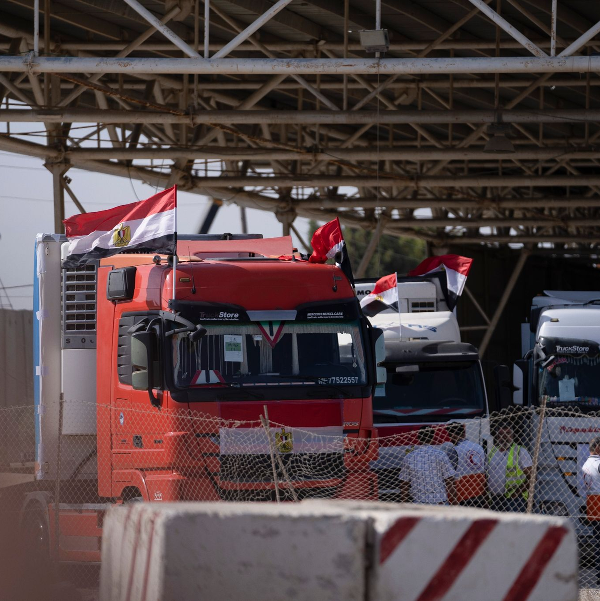 Lastwagen mit humanitärer Hilfe stehen auf der ägyptischen Seite der Grenze zum Gazastreifen in Rafah. - Foto: Fatima Shbair/AP/dpa