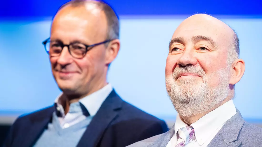 Friedrich Merz (l), CDU-Bundesvorsitzender und Fraktionsvorsitzender der CDU/CSU-Fraktion, und Ron Prosor, Botschafter Israels in Deutschland, beim 75. Deutschlandtag der Jungen Union. - Bild: Moritz Frankenberg/dpa