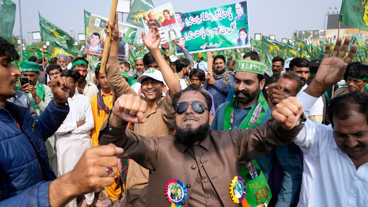 Anhänger des ehemaligen pakistanischen Premierministers Sharif tanzen vor einer Begrüßungskundgebung. - Foto: K.M. Chaudary/AP/dpa