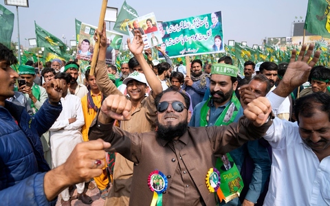 Anhänger des ehemaligen pakistanischen Premierministers Sharif tanzen vor einer Begrüßungskundgebung. - Foto: K.M. Chaudary/AP/dpa