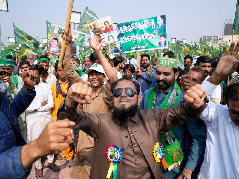 Anhänger des ehemaligen pakistanischen Premierministers Sharif tanzen vor einer Begrüßungskundgebung. - Foto: K.M. Chaudary/AP/dpa
