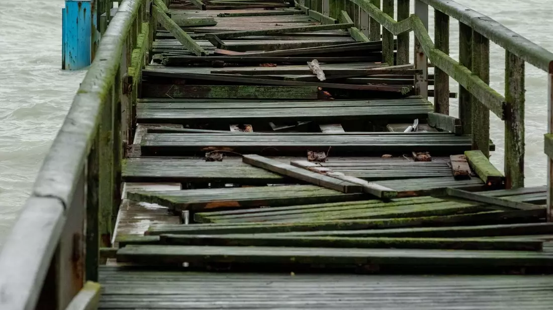 Die ohnehin baufällige Seebrücke in Sassnitz wurde von den Wellen stark beschädigt. - Bild: Georg Moritz/dpa