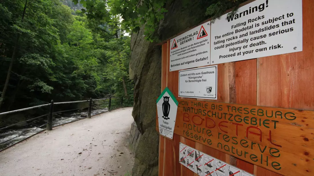 Warnhinweise zwischen Thale und Treseburg. Am Freitagnachmittag war auf dem Wanderweg ein Mann tödlich verunglückt. - Bild: Matthias Bein/dpa-Zentralbild/dpa