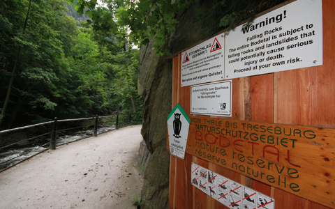 Warnhinweise zwischen Thale und Treseburg. Am Freitagnachmittag war auf dem Wanderweg ein Mann tödlich verunglückt. - Foto: Matthias Bein/dpa-Zentralbild/dpa