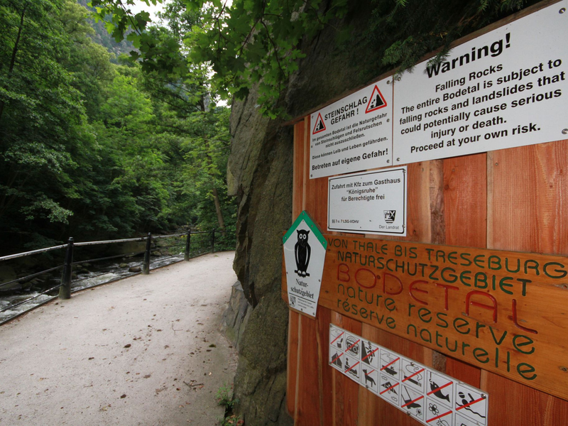 Warnhinweise zwischen Thale und Treseburg. Am Freitagnachmittag war auf dem Wanderweg ein Mann tödlich verunglückt. - Foto: Matthias Bein/dpa-Zentralbild/dpa