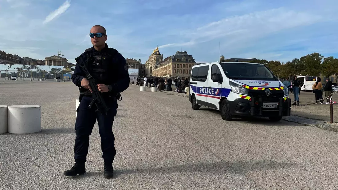 as Schloss von Versailles und sein Park sind wegen einer erneuten Bombendrohung geräumt worden. - Bild: Patt Eaton-Robb/AP/dpa