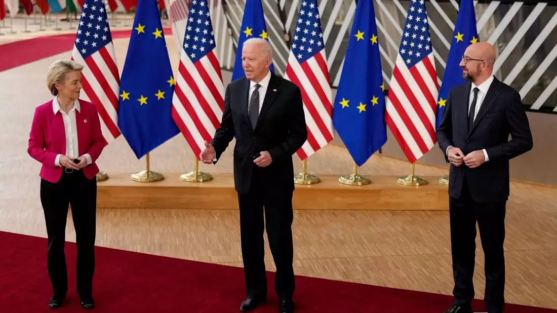 EU-Kommissions-Präsidentin Ursula von der Leyen, US-Präsident Joe Biden und EU-Ratspräsident Charles Michel vor dem EU-USA-Gipfel im Gebäude des Europäischen Rates. - Bild: Francisco Seco/AP/dpa