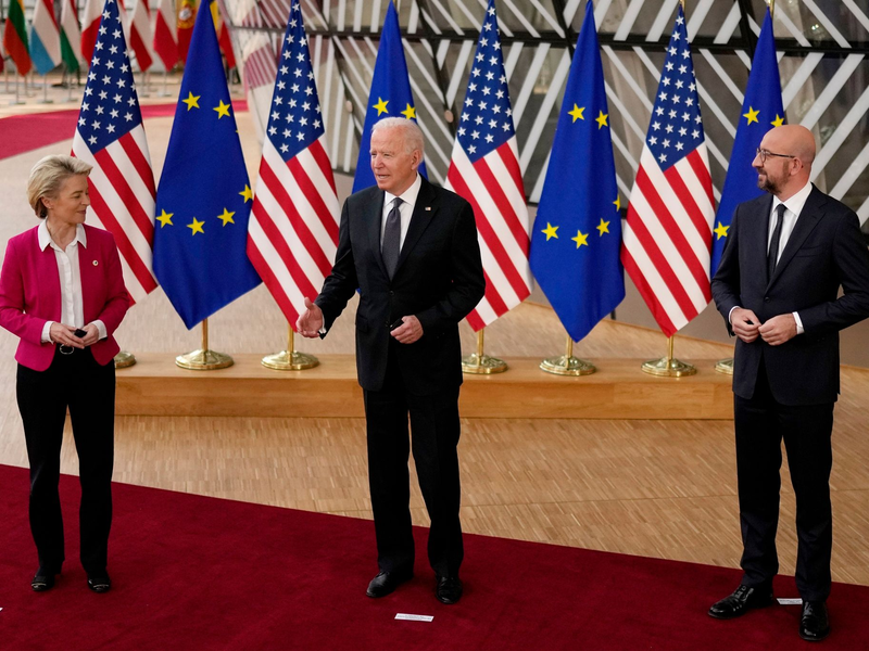 EU-Kommissions-Präsidentin Ursula von der Leyen, US-Präsident Joe Biden und EU-Ratspräsident Charles Michel vor dem EU-USA-Gipfel im Gebäude des Europäischen Rates. - Foto: Francisco Seco/AP/dpa