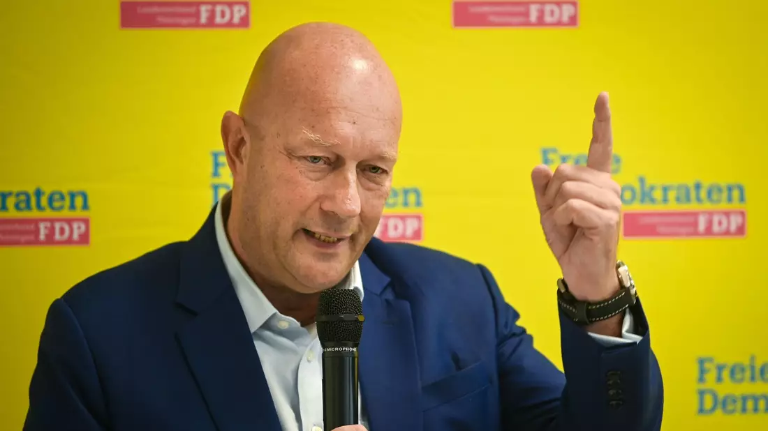 Thomas L. Kemmerich, FDP-Landesvorsitzender und Mitglied des Landtages, bei einer Rede. - Bild: Heiko Rebsch/dpa