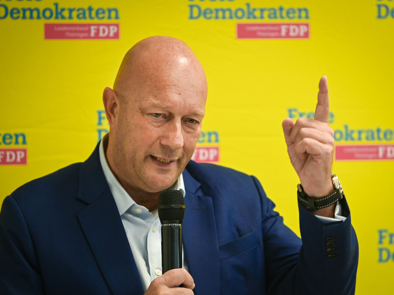 Thomas L. Kemmerich, FDP-Landesvorsitzender und Mitglied des Landtages, bei einer Rede. - Foto: Heiko Rebsch/dpa