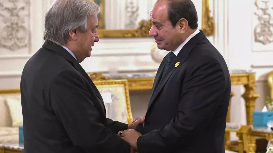 Abdel Fattah el-Sissi (r), Präsident von Ägypten, begrüßt Antonio Guterres, Generalsekretär der Vereinten Nationen. - Bild: Uncredited/Egyptian Presidency Media Office/AP/dpa