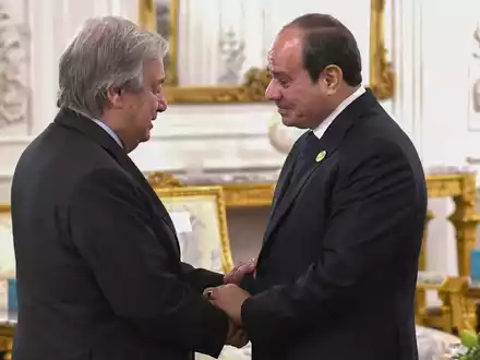 Abdel Fattah el-Sissi (r), Präsident von Ägypten, begrüßt Antonio Guterres, Generalsekretär der Vereinten Nationen. - Foto: Uncredited/Egyptian Presidency Media Office/AP/dpa
