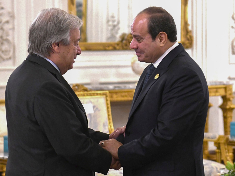 Abdel Fattah el-Sissi (r), Präsident von Ägypten, begrüßt Antonio Guterres, Generalsekretär der Vereinten Nationen. - Foto: Uncredited/Egyptian Presidency Media Office/AP/dpa