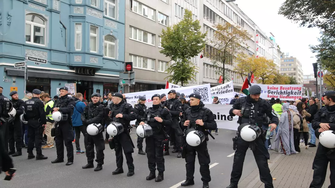 Polizisten stehen vor einem Demonstrationszug, der unter dem Motto «Verurteilung der Kriegsverbrechen gegen die Zivilbevölkerung in Gaza» durch die Stadt zieht. Zu dem Umzug wurden insgesamt 2000 Teilnehmer erwartet. - Bild: Sascha Thelen/dpa