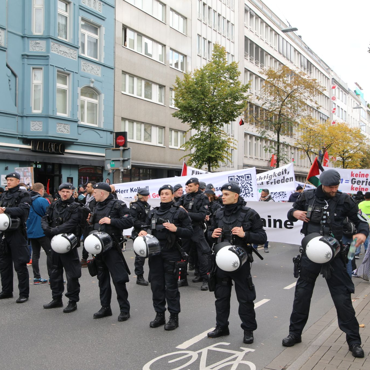 Polizisten stehen vor einem Demonstrationszug, der unter dem Motto «Verurteilung der Kriegsverbrechen gegen die Zivilbevölkerung in Gaza» durch die Stadt zieht. Zu dem Umzug wurden insgesamt 2000 Teilnehmer erwartet. - Foto: Sascha Thelen/dpa