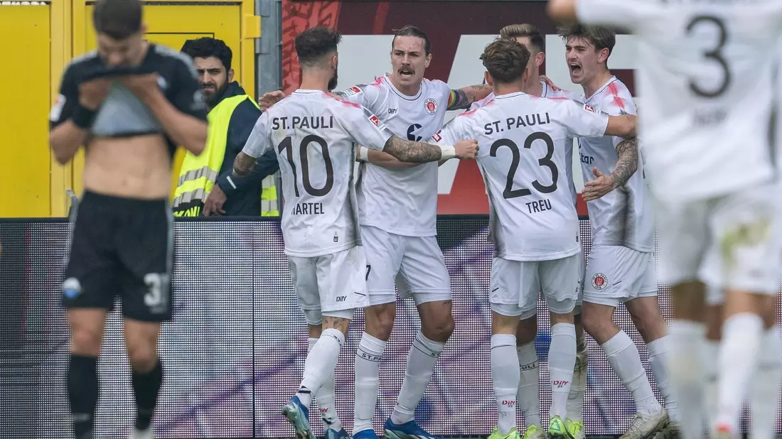Der FC St. Pauli bleibt Spitzenreiter in der 2. Liga. - Bild: David Inderlied/dpa