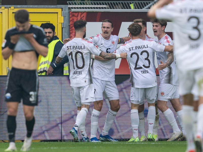 Der FC St. Pauli bleibt Spitzenreiter in der 2. Liga. - Foto: David Inderlied/dpa
